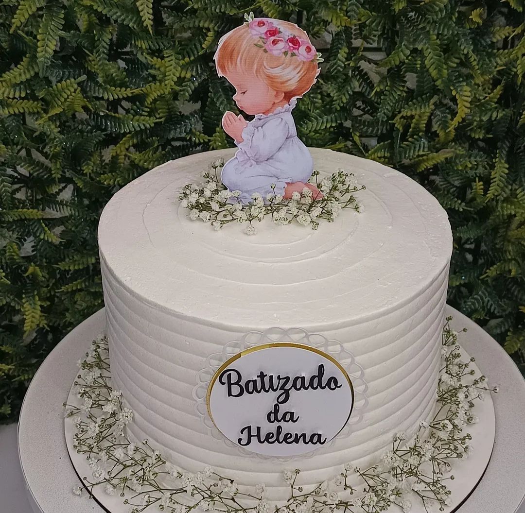 Bolo de batizado branco com topo de anjinho e flores
