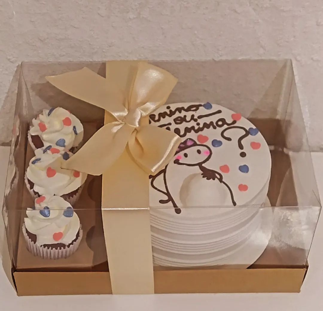 Bento cake e cupcakes temáticos de chá revelação em caixa de presente com laço