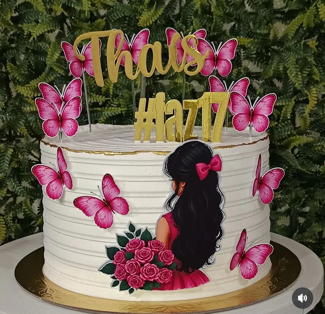 Bolo personalizado branco com borboletas cor-de-rosa e topo de bolo dourado