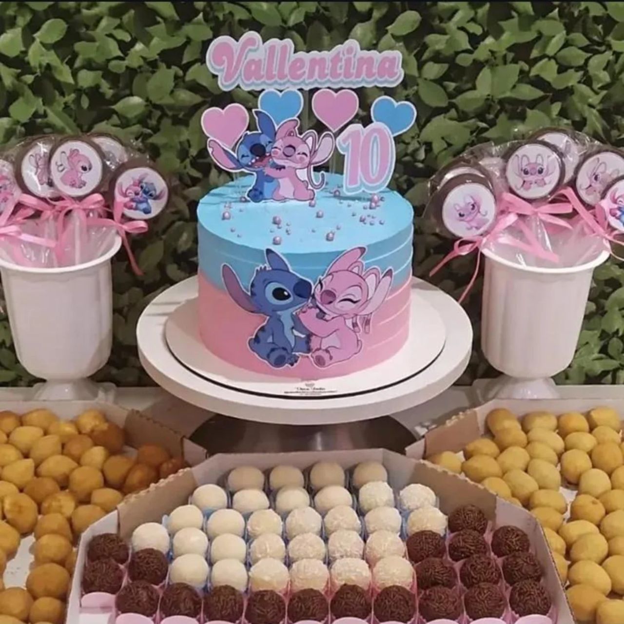 Kit de festa infantil com bolo temático, docinhos, salgadinhos e pirulitos personalizados