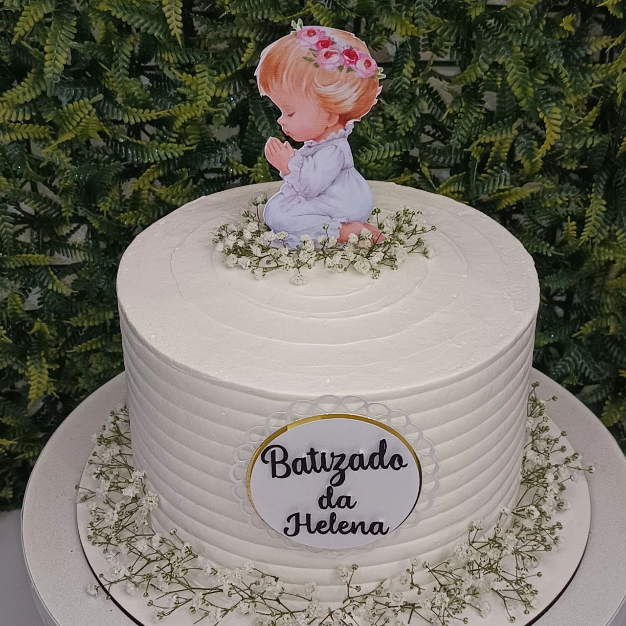 Bolo de batizado branco com topo de anjinho e flores