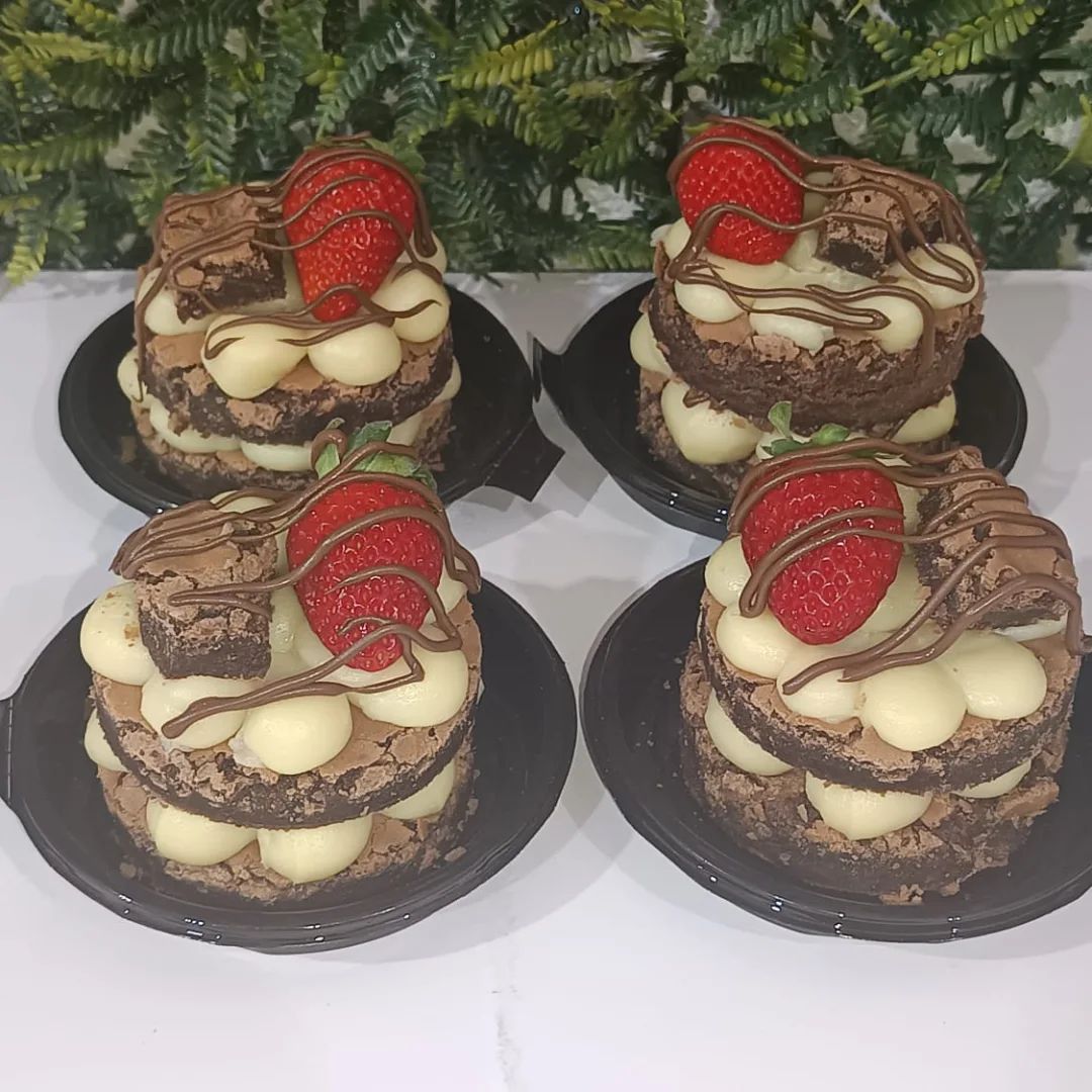 Mini bolos de chocolate com morango e creme